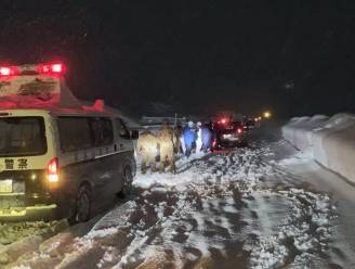 Duizenden automobilisten al sinds woensdag door sneeuwstorm vast op Japanse snelweg, sneeuwrecords sneuvelen in noordoosten VS