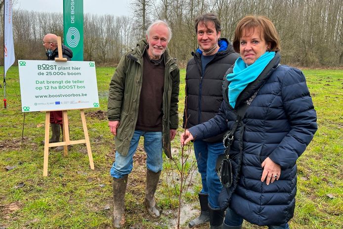 Met hulp van 'BOOST' zorgen Karel De Schrijver en zijn moeder Veerle De Wilde uit Vlierzele in De Geelstervallei  in Erondegem voor 2.150 nieuwe boompjes goed voor 1,3 hectare extra bos.