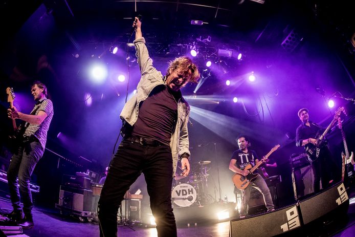 De Nederlandse band Van Dik Hout met leadzanger Martin Buitenhuis, gitarist Dave Rensmaag, gitarist Sandro Assorgia, bassist Benjamin Kribben, drummer Oscar Kraal en toetsenist Patrick van Herrikhuyzen vanuit Amsterdam naar 013 in Tilburg voor een optreden.