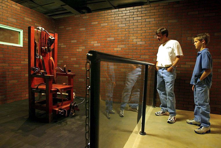 Bezoekers bekijken 'Old Sparky' in het Texas Prison Museum in Huntsville. Beeld AFP/Paul Buck