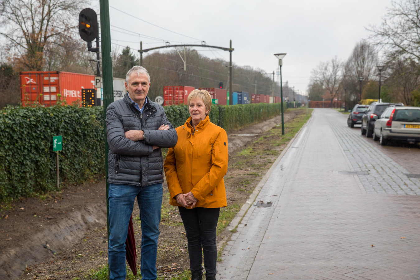 Willie en Beppie van der Heijden bij de opnieuw uitgegraven spoorsloot voor hun huis aan de Parallelweg in Nuenen-Eeneind.