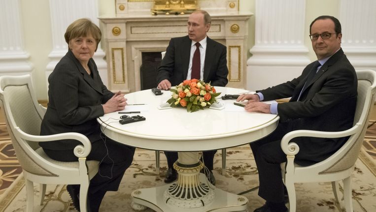 De Duitse bondskanselier Angela Merkel, de Russische president Vladimir Poetin en de Franse president François Hollande zaten vrijdag al samen. Woensdag zit ook de Oekraïense president Petro Porosjenko mee aan tafel. Beeld AP