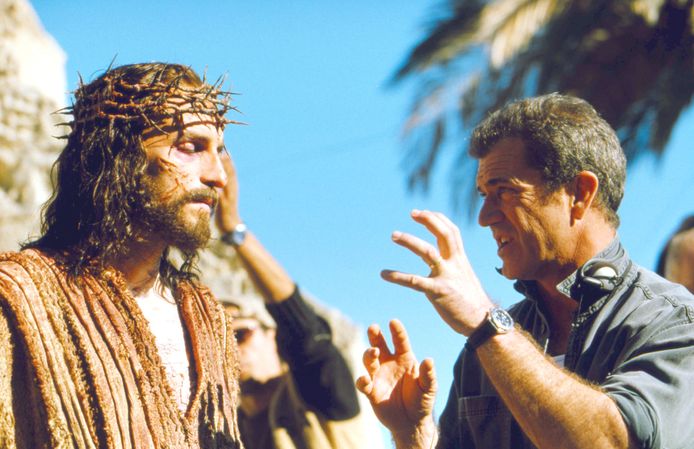 Jim Caviezel krijgt aanwijzingen van regisseur Mel Gibson.