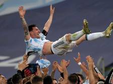 De beelden | Uitzinnige Messi danst met beker in Argentijnse kleedkamer