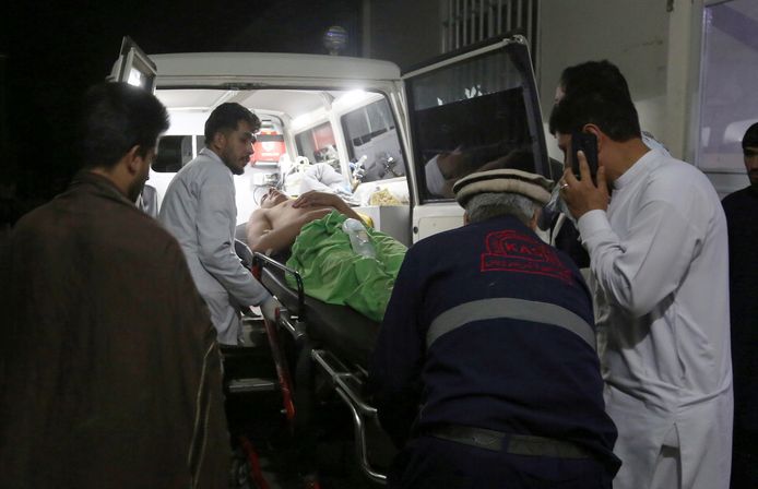 Hulpverleners tillen een van de gewonden in een ambulance.