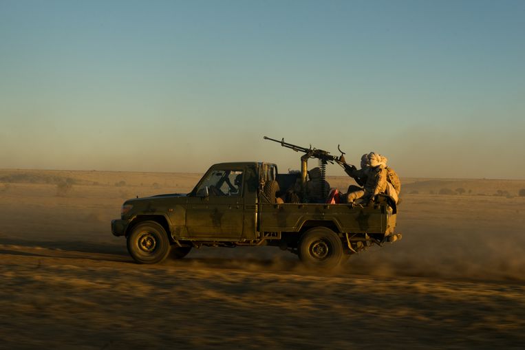 Een pick-up met strijders van de Rapid Support Forces onderweg van Kutum naar Zurrug, in Noord-Darfur.  Beeld Klaas van Dijken