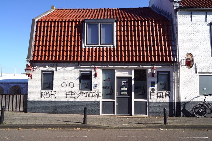 Bekladdingen op de gevel van café BU2. Een groep, vermoedelijk dezelfde daders, gooide ook met terrasstoelen.