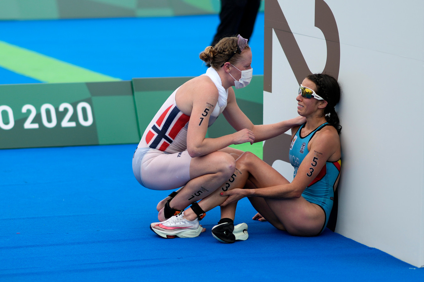 De Belgische Claire Michel wordt geassisteerd door de Noorse Lotte Miller na de triathlon.