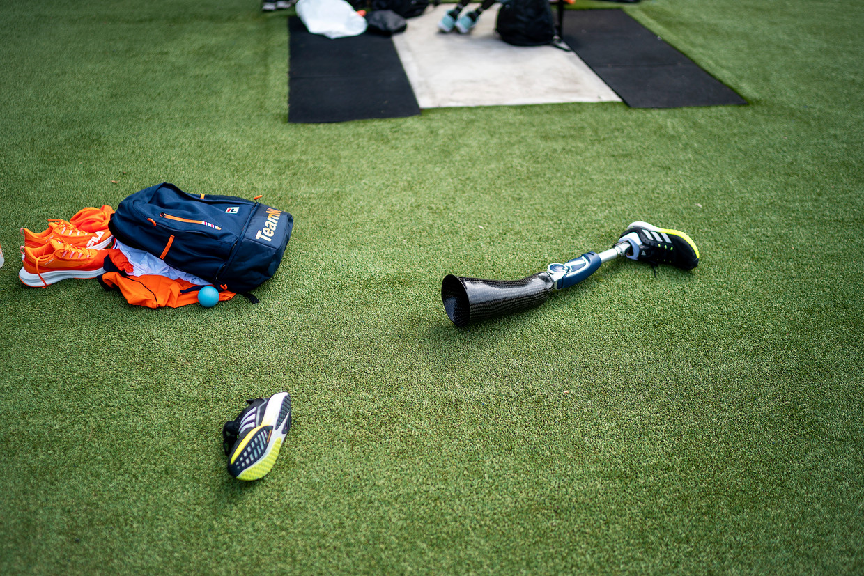 Een prothese ligt op het veld tijdens de training van het Nederlandse atletiekteam. Beeld Inge Hondebrink