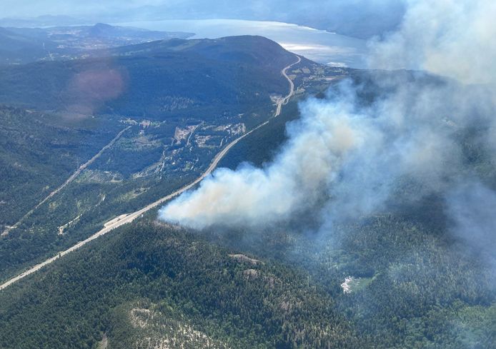 De Pigeon Creek-natuurbrand in Peachland, British Columbia, Canada. Beeld van 7 juni.
