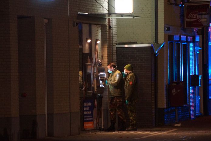De EOD deed onderzoek bij de opgeblazen afstortkluis in Kaatsheuvel.
