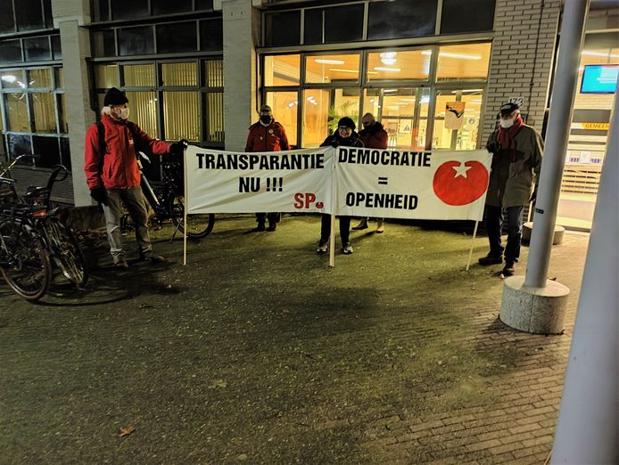 SP-leden demonstreren voor het gemeentehuis tegen het geheime vergaderen in De Bilt.