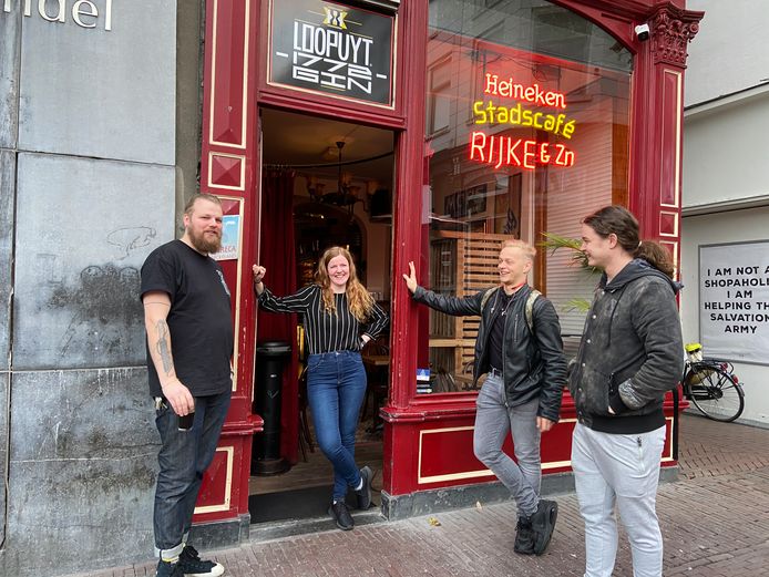 Barman John de Kort (links) in Dordrecht  drinkt zelf het laatste drankje voor deur van zijn café. ,,Mag dat eigenlijk nog?"