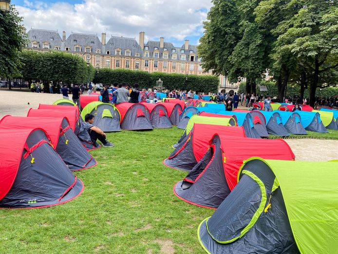 Des migrants et des militants d'ONG installent un campement composé de tentes pour attirer l'attention sur les conditions de vie des migrants et demander un hébergement, sur la Place des Vosges à Paris.