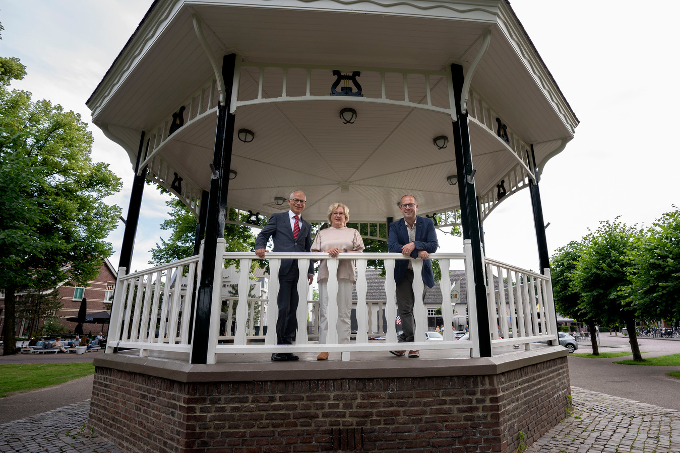 De Nuenense wethouders Sandor Löwik, Bertje van Stiphout en Ralf Stultiëns (vlnr) wachten nog altijd op de vierde wethouder.