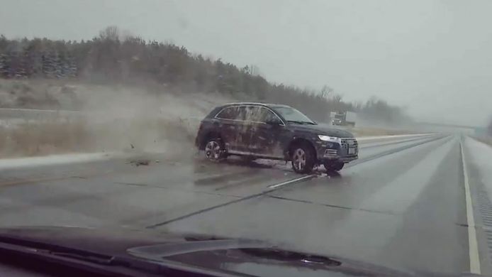 Un policier a vécu un instant de terreur sur une autoroute du Wisconsin.