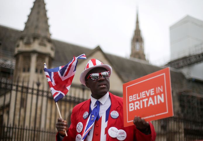 Pro-brexit activist Joseph Afrane demonstreert voor de Parlementsgebouwen in Londen.