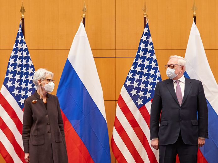 Amerikaans adjunct-minister van Buitenlandse Zaken Wendy Sherman (links) en haar Russische ambtsgenoot Sergej Rjabkov.