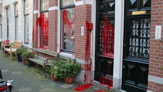 De woning aan de Columbusstraat zit helemaal onder de rode verf.