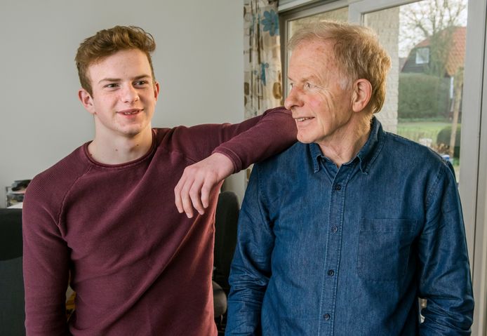 Jurian en zijn vader, Herman Dekker. Omdat Jurian nog op het vwo zit, ontvangt zijn vader nog gewoon kinderbijslag. Maar voor zijn tweelingbroer en hbo-student Jarno geldt dat niet.