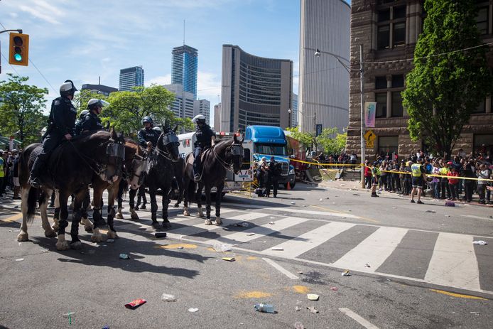 Politie te paard blokkeert de straten van Toronto zodat medische hulpdiensten de slachtoffers kunnen helpen.