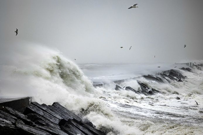 Storm Corrie raast over de pier bij IJmuiden.