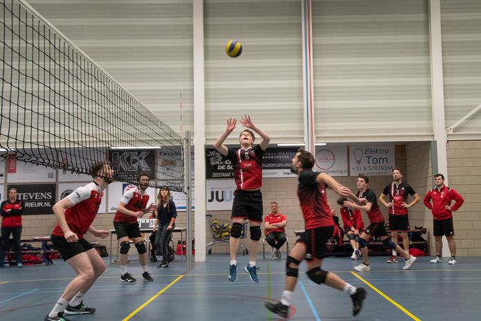 Stuart Hofmeester (nummer 8) zet namens Stevo een aanval op tegen Atak.
