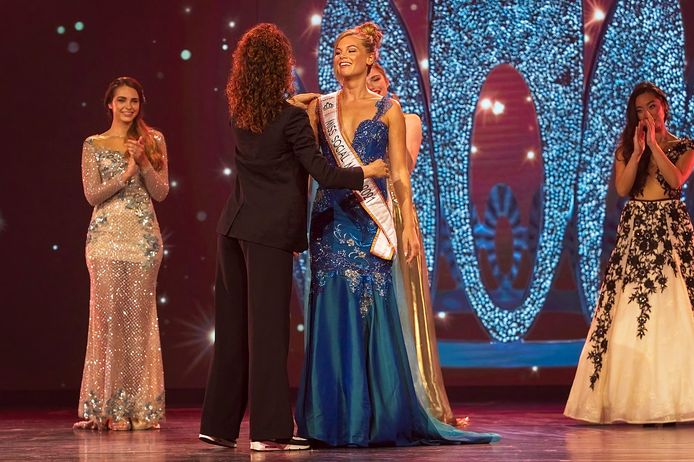 Myrthe van der Vlies, in de blauwe jurk, wint de titel Miss Social Media.