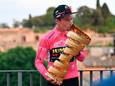 Primoz Roglic met de 'Trofeo Senza Fine' na zijn eindzege in de Ronde van Italië. 'Senza fine', eindeloos, lijkt ook stilaan de uitbouw van het palmares van de 33-jarige Sloveen.