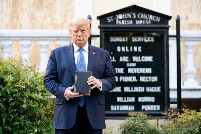 De Amerikaanse president met een bijbel voor de kerk nabij het Witte Huis.