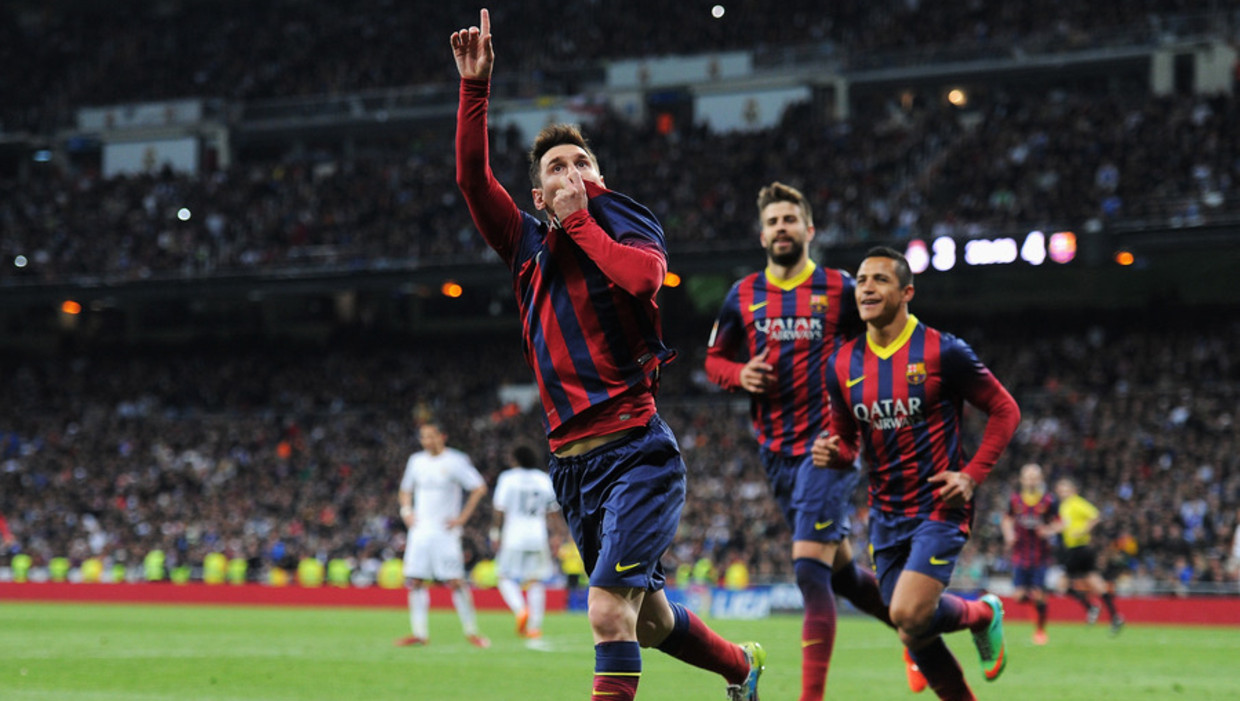 Lionel Messi (links) viert de vierde goal van Barcelona tegen Real Madrid Beeld getty