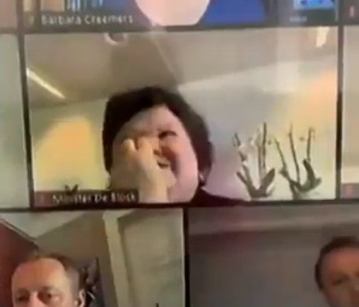 La ministre de la Santé a visiblement oublié qu'elle était filmée.