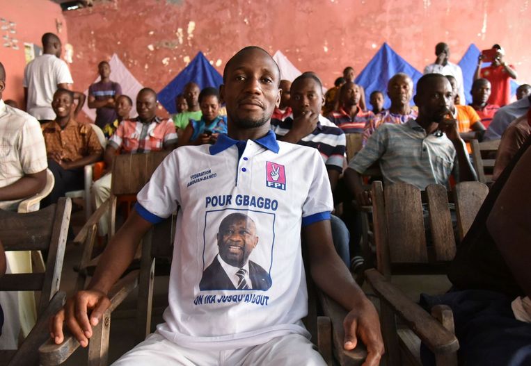Aanhangers van Gbagbo kijken in de Ivoriaanse hoofdstad Abidjan naar een live-uitzending van het proces tegen hun voorman. Beeld afp