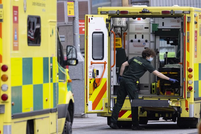 Een ambulancier aan het werk bij The Royal London Hospital in Londen, Groot-Brittannië.