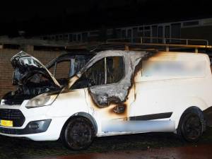 Bedrijfsbusje gaat in vlammen op in Den Bosch, politie sluit brandstichting niet uit