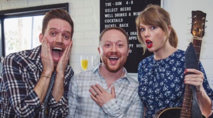 Taylor Swift zorgde voor de verrassing van de dag op het verlovingsfeest van deze twee mannen.