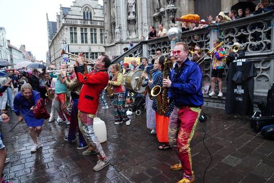 Street performers at City Hall in Hoogpoort.