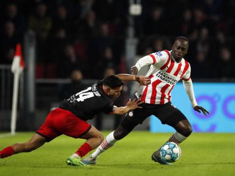 Excelsior weert zich lange tijd kranig, maar laat PSV in slotfase alsnog over zich heen walsen