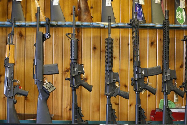 Semi-automatische AR-15's te koop bij een schietclub in het plaatsje Orem in Utah. Wie in de VS 18 jaar is, mag een AR-15 kopen. Het is een van de populairste geweren in de VS. Beeld AFP