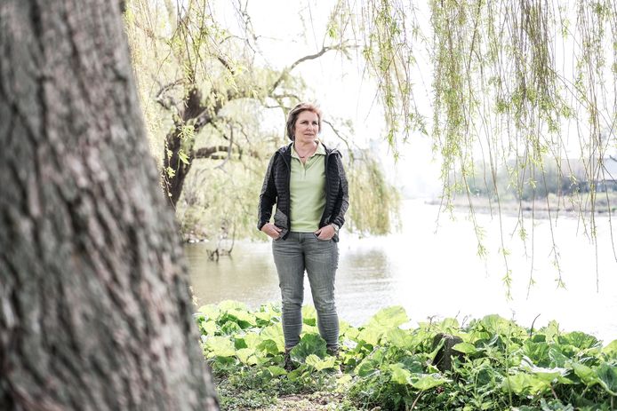 Erna Eskes bij de boom van haar omgekomen zoon Gerben.