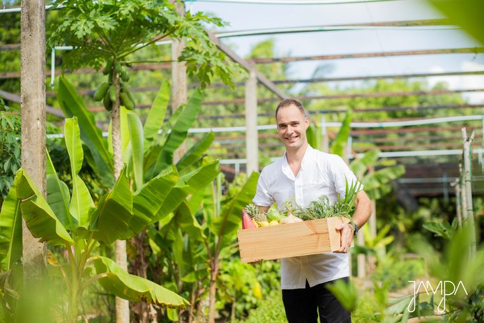 Rick Dingen op de boerderij die bij restaurant Jampa op Phuket hoort.