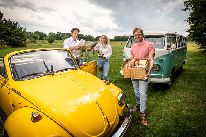 Event Creators uit Weerselo heeft een nieuwe manier van daten in het leven geroepen: in een Kever Cabrio! Op de foto vlnr: Jan Hein Droste, Aniek Fokkert en Koen olde Hanter van Aanstreekelijk.