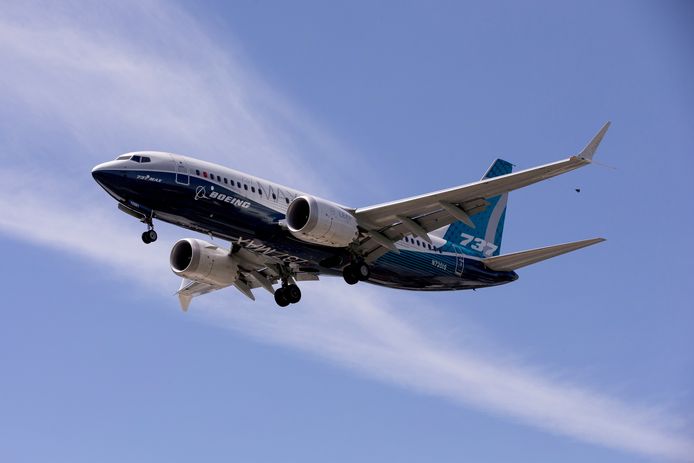 Een Boeing 737 MAX landt na een testvlucht in Seattle