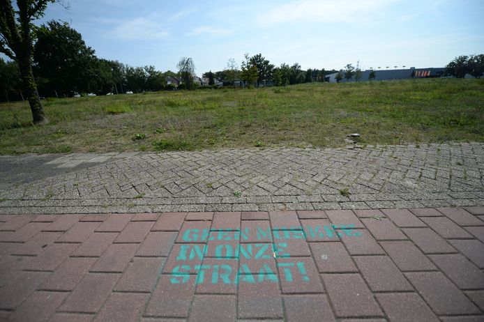 De omgeving waar de moskee is gepland werd  beklad met allemaal teksten tegen de komst ervan. Die werden maandag  verwijderd.