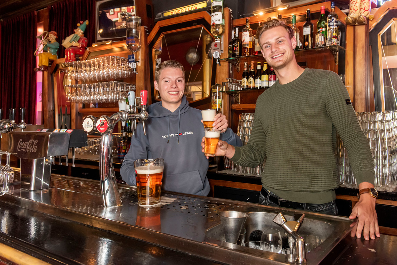 Tim Gouweleeuw (rechts) en Daan Mulders zijn twee van de initiatiefnemers van de eerste Bredase Bier Cantus. Ze proosten alvast op een mooie eerste editie achter de bar bij de Avenue.
