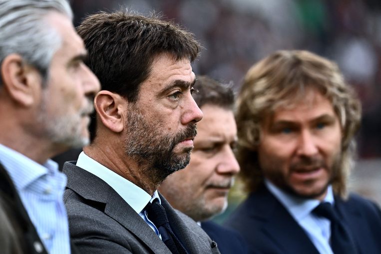 Het bestuur van Juventus (met tweede van links president Agnelli) en uiterst rechts vicevoorzitter Nedved) wordt verdacht van fraude. Beeld AFP