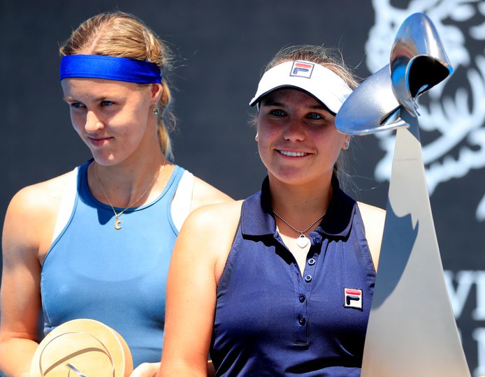 Anna Karolina Schmiedlova (l) haalde vorige week de finale in Hobart.
