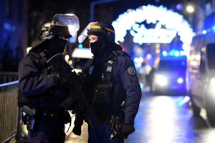 Politiemannen staan op wacht bij de kerstmarkt in Straatsburg.