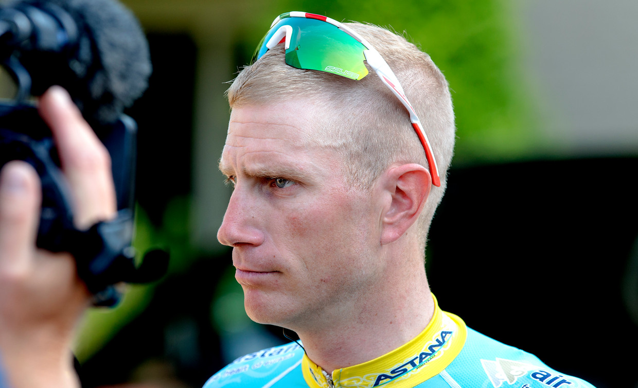 Lieuwe Westra van de Astana ploeg staat de pers te woord voor de start van de Tour de France. Beeld Anp