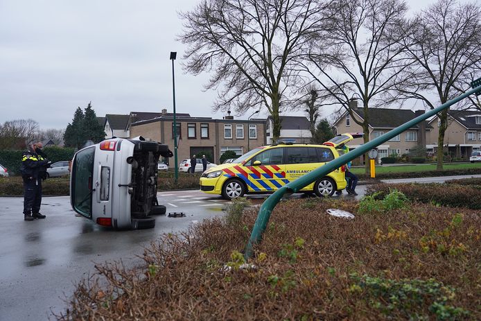 Het ongeval vond omstreeks 02.40 uur plaats op de rotonde bij de Middellaan en Hobbemastraat in Dongen.